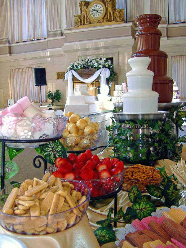 FUENTES DE CHOCOLATE  Fuentes de chocolate, Fuente de chocolate mesas,  Fuente de chocolate para boda